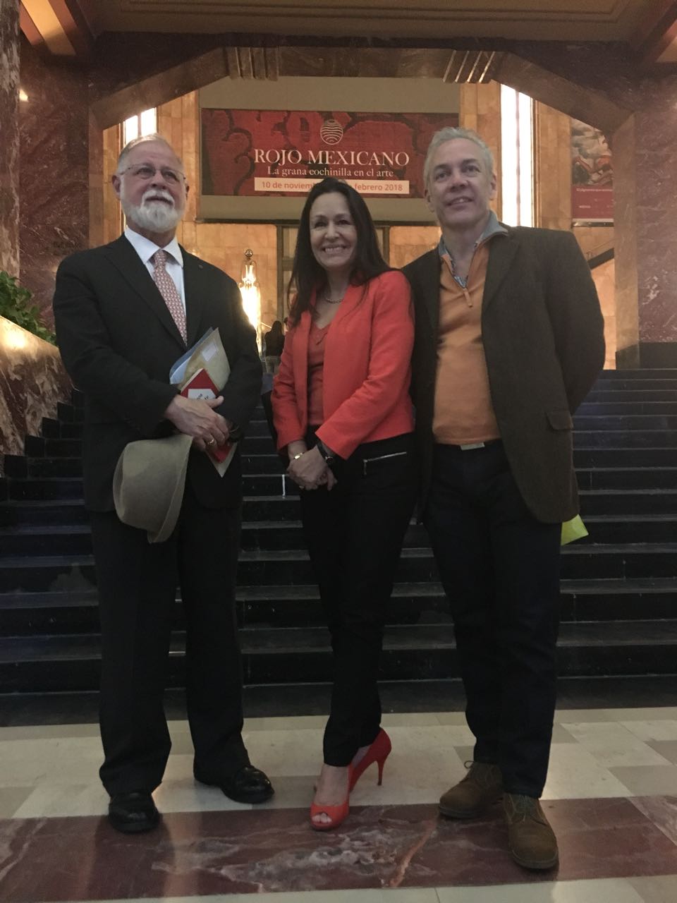El escritor Alberto Manguel visitó el Palacio de Bellas Artes para ofrecer la conferencia La otra escritura: elogio del traductor. Estuvo presente Lidia Camacho, directora general del INBA